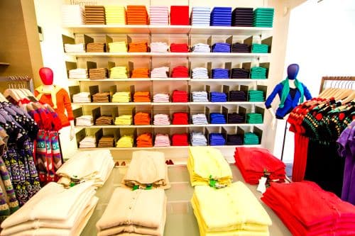 Etalage de pulls colorés dans un magasin de vêtements