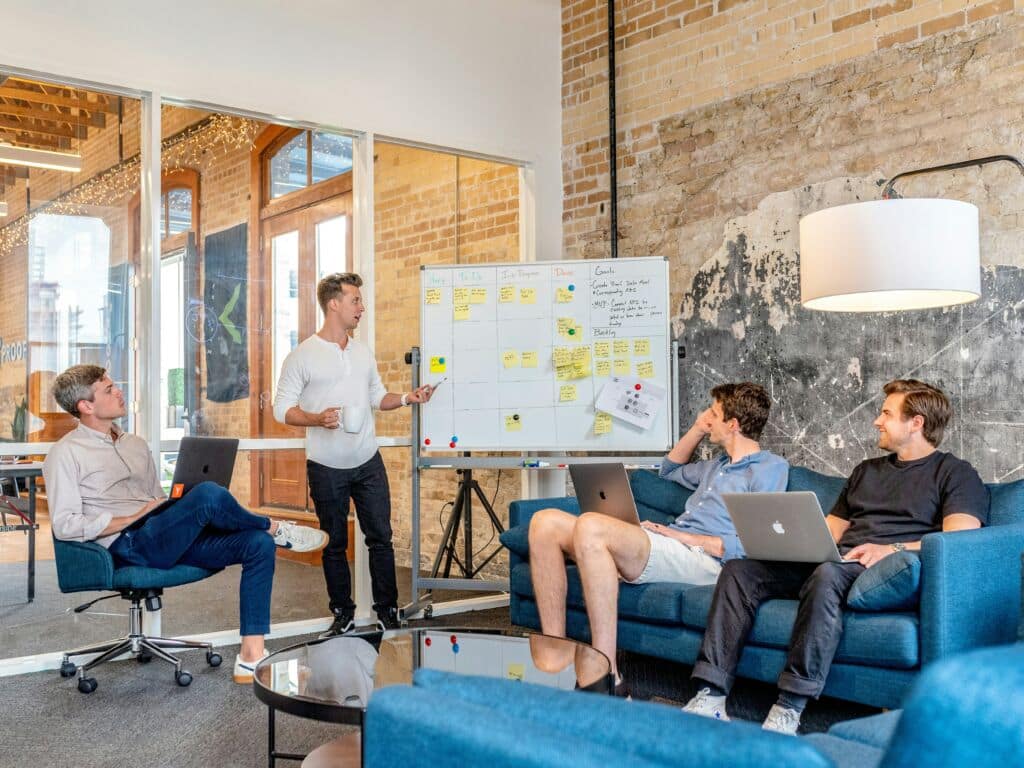 membres d'une startup en réunion